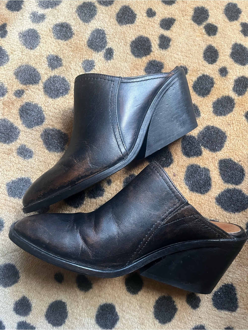Frye Serena Mules Distressed Leather Size 7 Slip On Wedge Shoes Black & Brown
